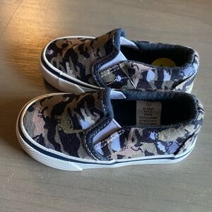 New with tags boys Tommy Bahama camo slip on sneakers size 5 Green and Black